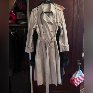 Late 70s / Early 80s vintage London Fog khaki trench coat. Excellent condition.